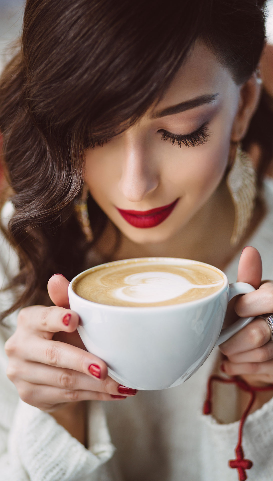 Ratgeber_Kaffeezubereitung_hochkant_opti Frau riecht genüsslich an einer Tasse Cappuccino