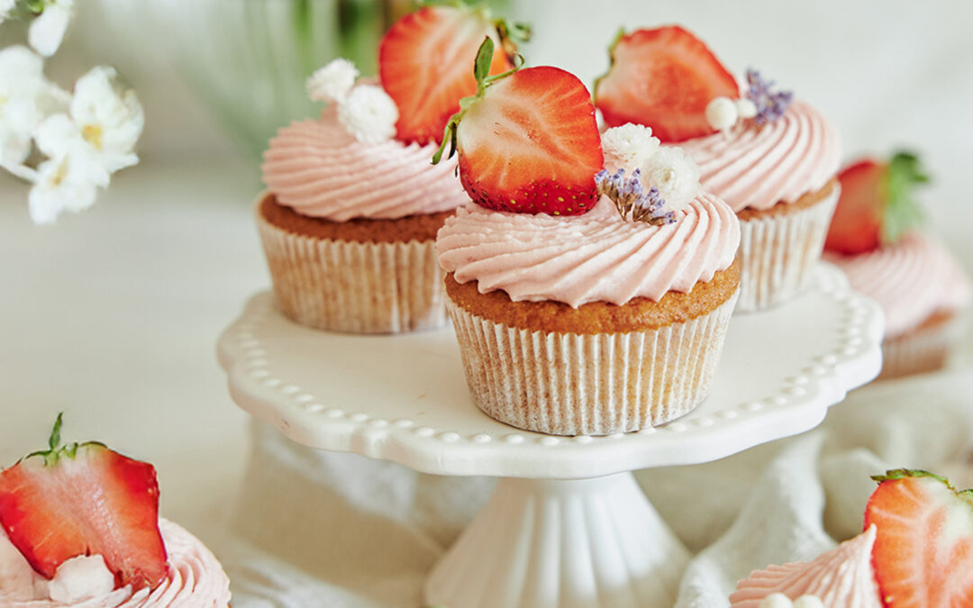Saf­ti­ge Erd­beer-Vanil­le-Cup­ca­kes zu Ostern