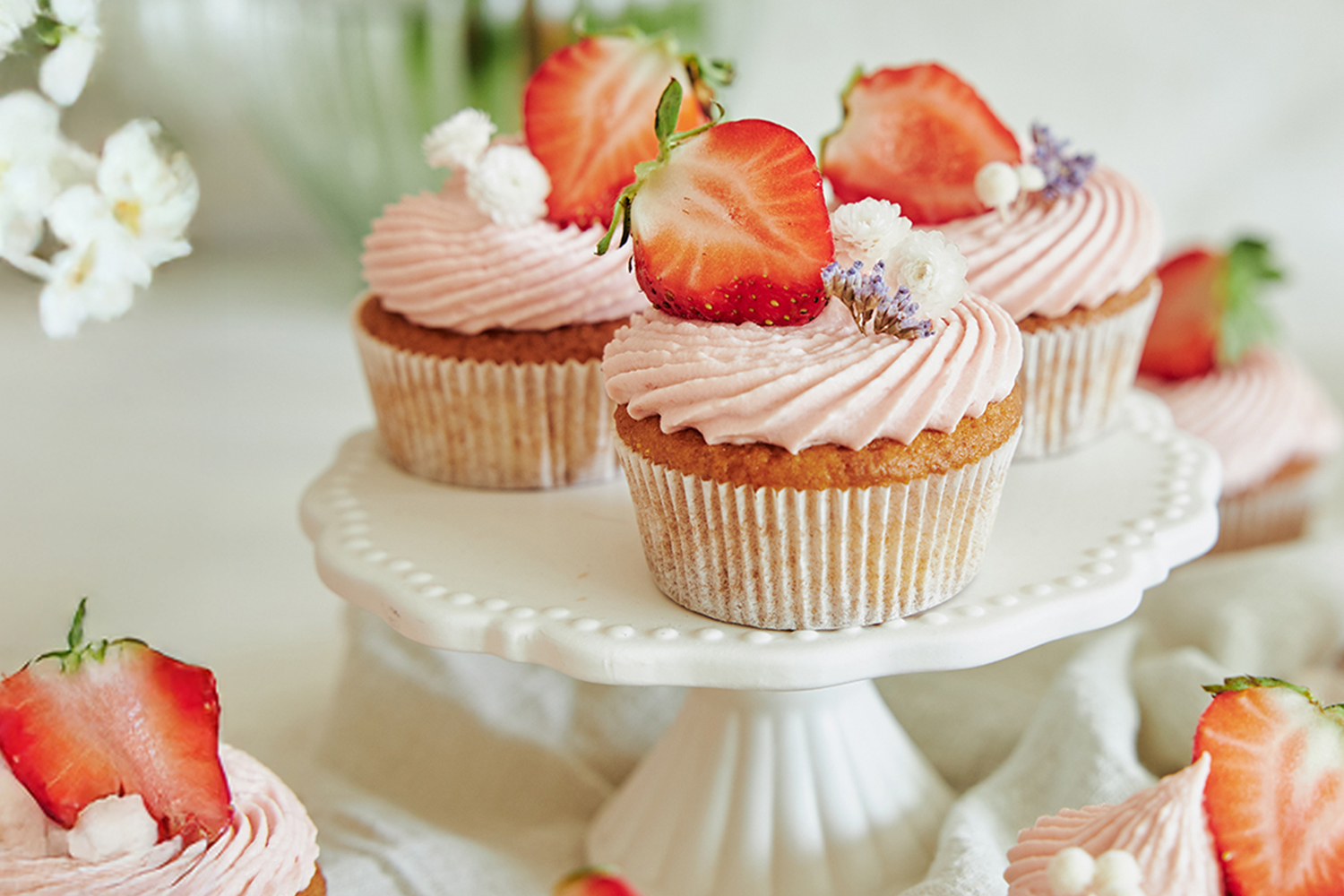 Saftige Erdbeer-Vanille-Cupcakes zu Ostern Rezept von TeVi